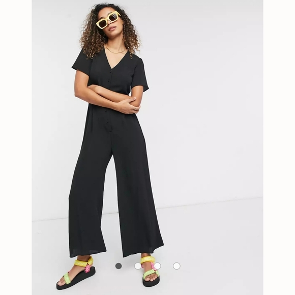 186 ASOS DESIGN bubble crepe short sleeve tea culotte jumpsuit in black - Picture 1 of 4